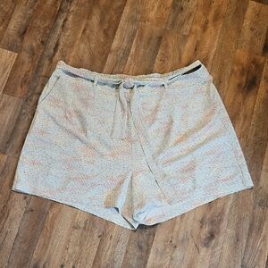 👖TORRID Light Tie-Waist Patterned Shorts